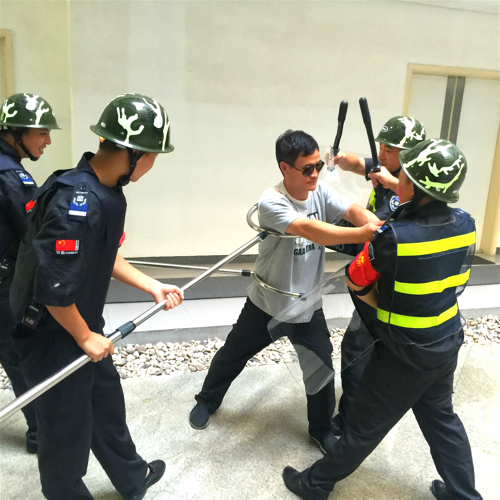 反恐防暴走进科技园，欧博游戏物业实战“暴徒”