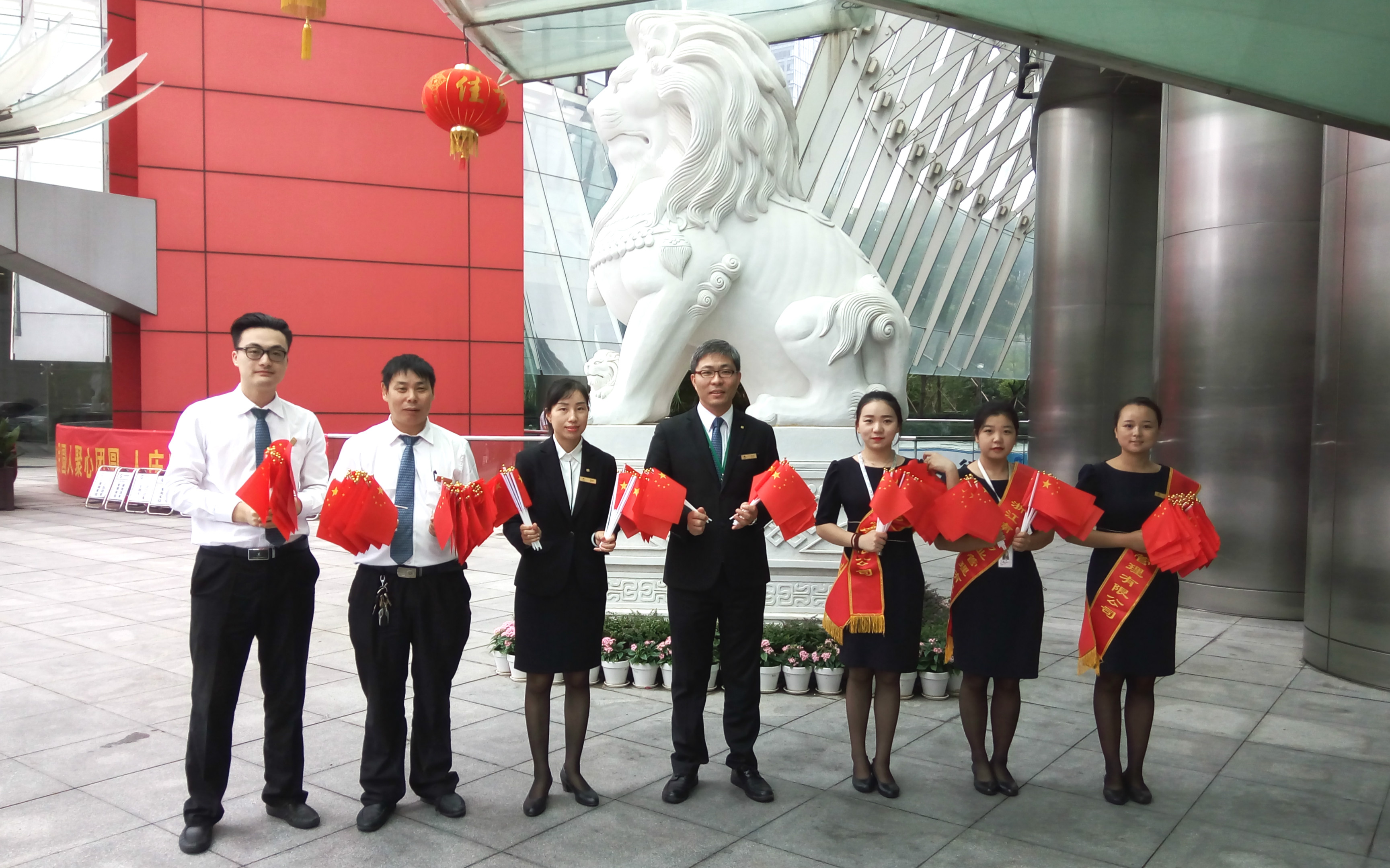 金秋十月庆华诞，小小国旗表心意