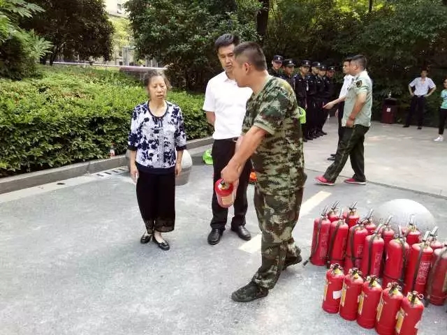 烟感警报器突鸣，10分钟紧急灭火获业主点赞