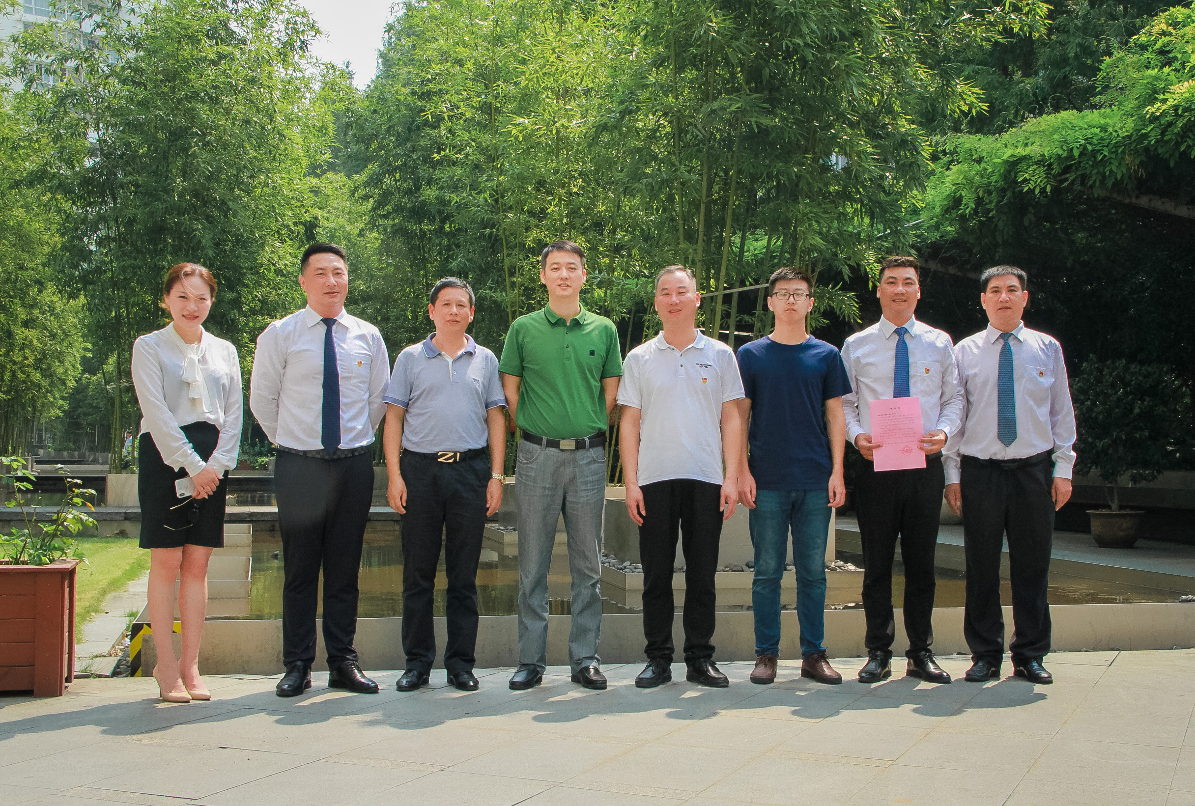 浓情中秋 关怀满溢|欧博游戏一线物业工作人员受中共市物业行业协会委员会领导慰问