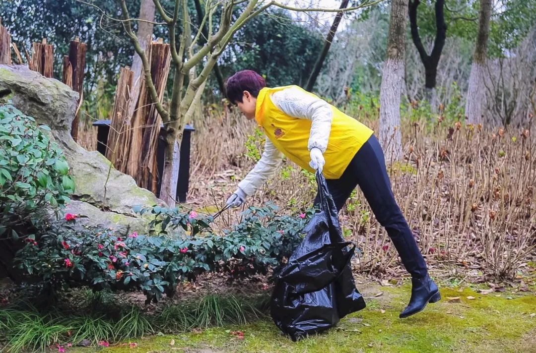 公益小黄人新年行动|“红色”引领，美好家园“益起扫”