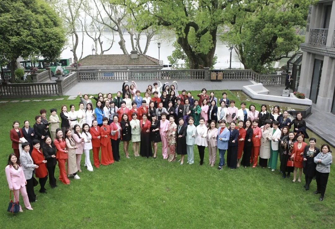 欧博游戏物业服务集团被授予“脱贫攻坚模范企业”荣誉，董事长韩芳荣获”公益大使“称号