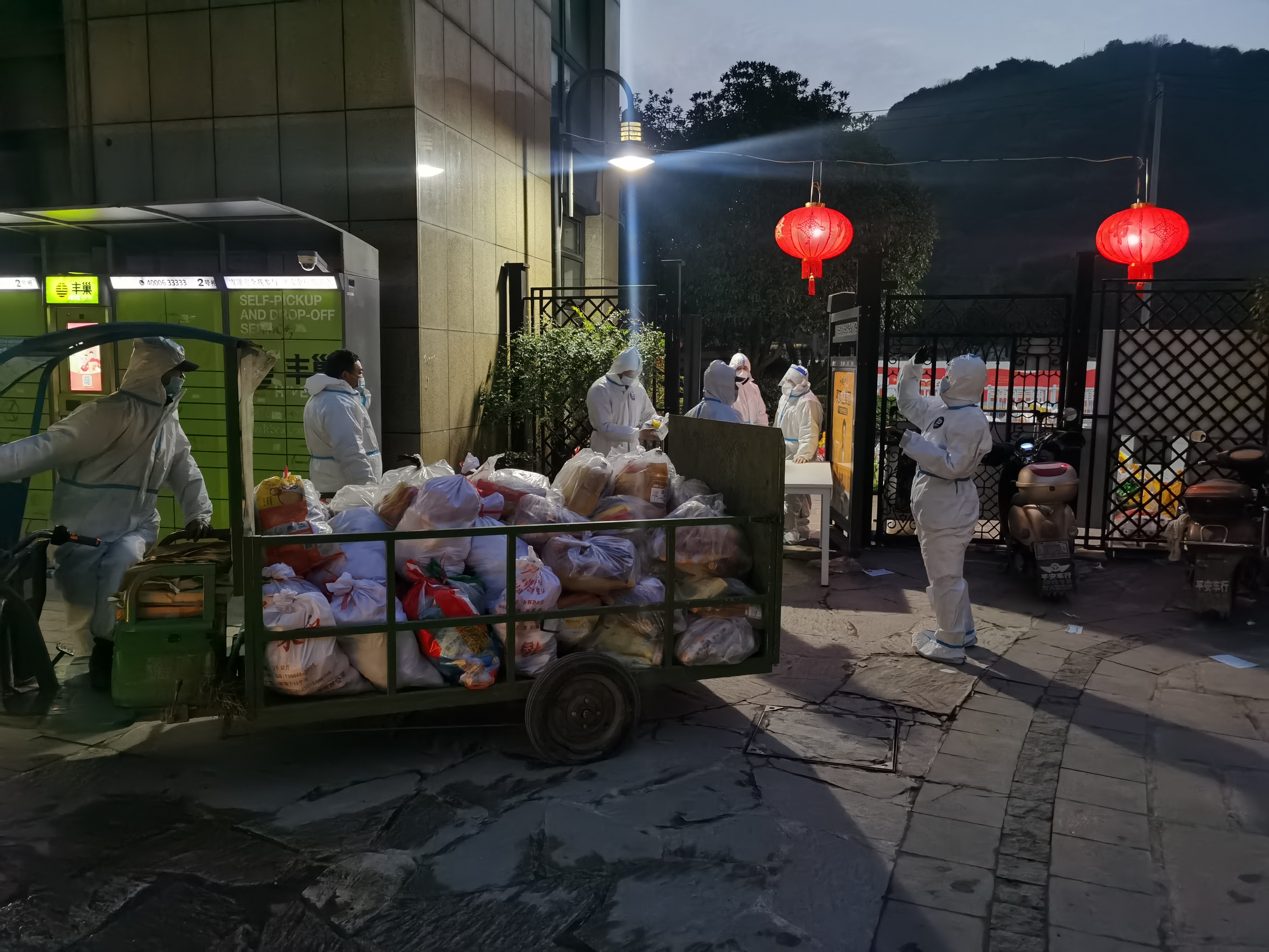 防疫隔离中的一碗热面条！来自欧博游戏物业暖暖的爱