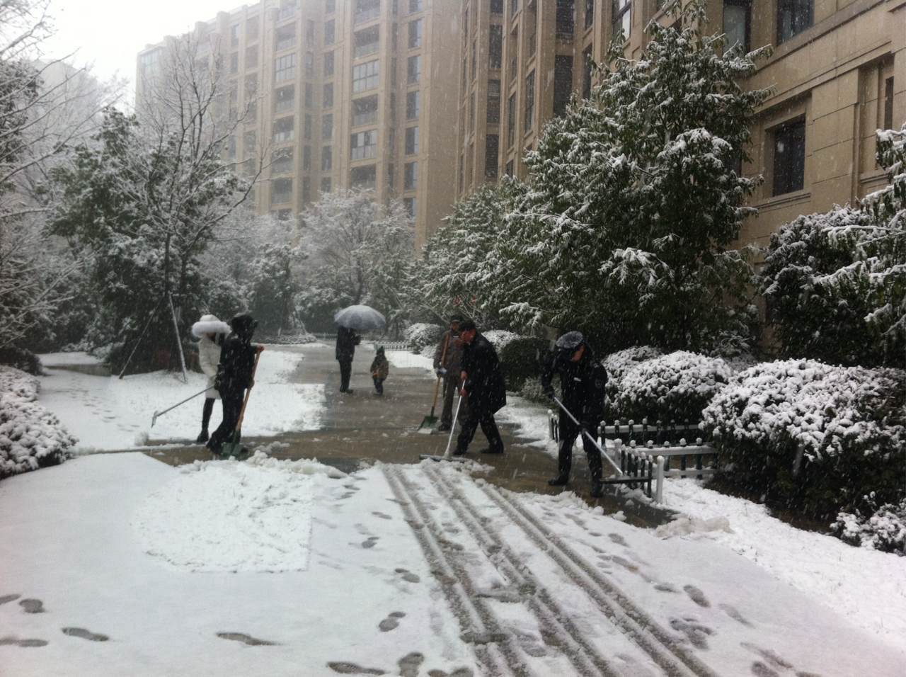 下雪天欧博游戏物业给您最贴心的服务